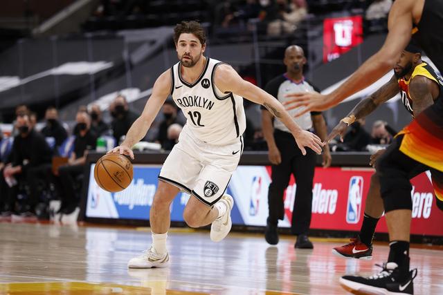 雄鹿大胜雷霆夺得NBA杯冠军 字母三双当选MVP